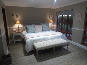 In-room safe, free WiFi, bed sheets, wheelchair access - Happy Lands Self Catering B&B (Addo)