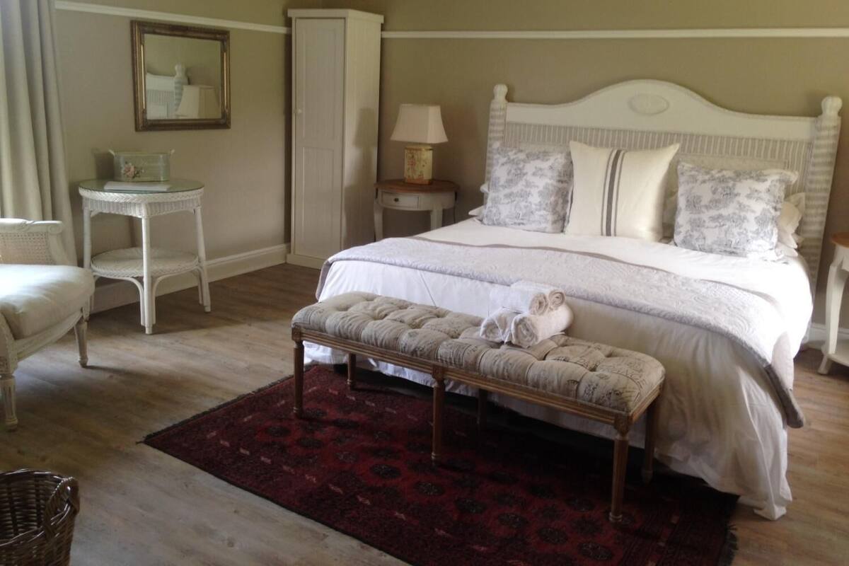 Deluxe Room (Orange Blossom) | In-room safe, WiFi (free), bed sheets
