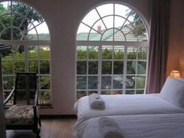 Minibar, tabla de planchar con plancha, cunas y wifi gratis 