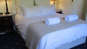 Quarto casal conforto, 1 quarto (Upstairs Double Suite ) | Frigobar, ferros/tábuas de passar roupa, berços (sobretaxa)