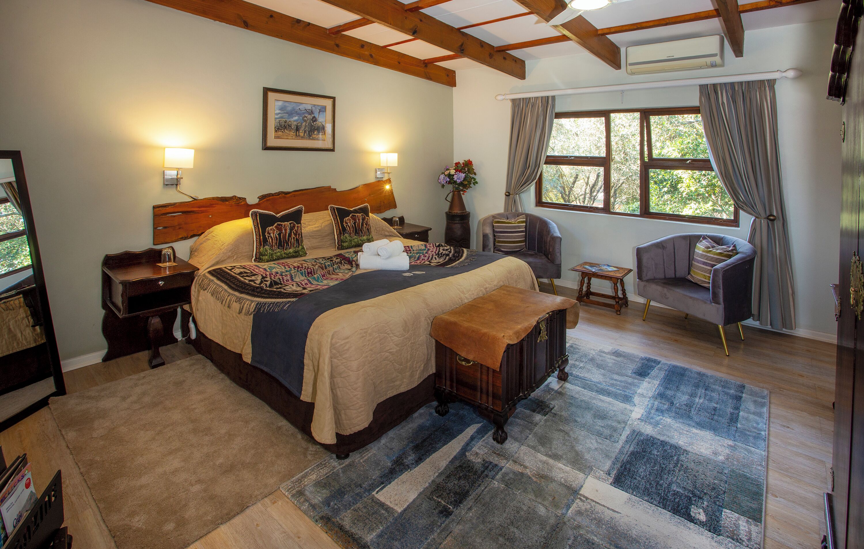 Minibar, caja de seguridad en la habitación y decoración personalizada 