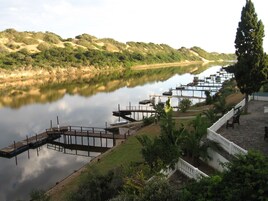 Minibar, caja de seguridad en la habitación y decoración personalizada