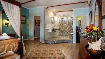 Studio Suite Superior, 1 phòng ngủ (Fish Eagle Suite ) | Minibar, két bảo mật tại phòng, trang trí khác biệt