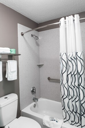Shower, towels - Siesta Inn McAllen (McAllen)