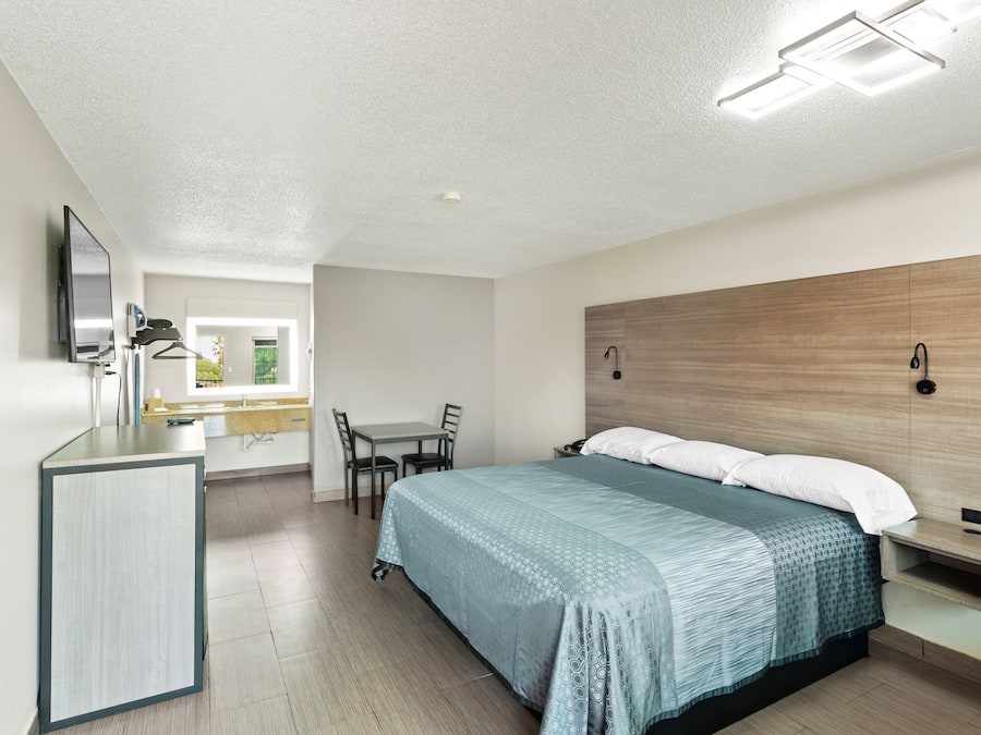 Soundproofing, free WiFi, bed sheets