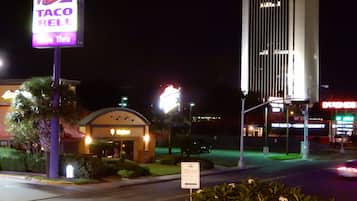 Facciata della struttura - sera/notte