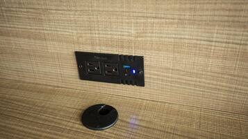 Un enchufe con puerto USB e interruptor en una pared con textura.