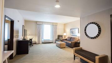 Een kluis op de kamer, een bureau, een laptopwerkplek, gratis babybedden