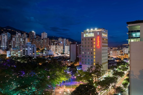 Fachada de la propiedad por la tarde o noche