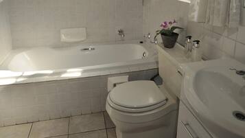 Standard Cottage, Garden View (Double) | Bathroom | Towels, soap, shampoo, toilet paper