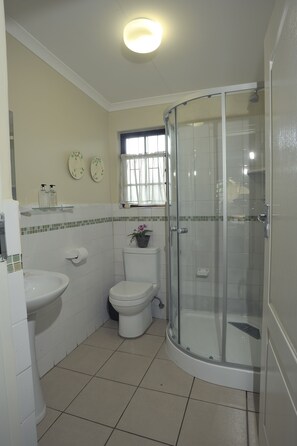Standaard cottage (Twin) | Badkamer | Handdoeken, zeep, shampoo, toiletpapier