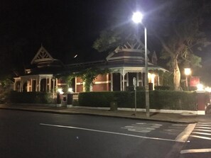 Front of property – evening/night - Roosenwijn Guest House (Stellenbosch)