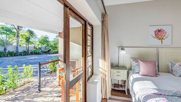 Double Room Q | 1 bedroom, pillowtop beds, in-room safe, blackout drapes