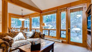 Maison, 4 chambres (Settler's Creek Estate, 4.5 Bath) | Coin séjour | Télévision à écran plat, cheminée