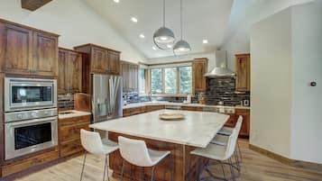 Hus, 4 soverom (Settler's Creek Estate, 4.5 Bath) | Eget kjøkken | Kjøleskap, mikrobølgeovn, kaffetrakter/tekoker og spisebord