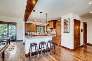 Chambre, 4 chambres (Sanctuary Home, 4 Bath) | Cuisine privée | Réfrigérateur, micro-ondes, cafetière/bouilloire, tables à manger