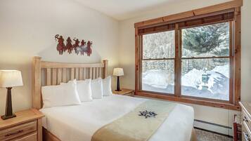 Condo, 2 Bedrooms, 2 Bathrooms (Trappers Crossing) | 1 bedroom, individually decorated, individually furnished, desk