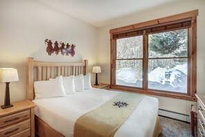 公寓式客房, 2 间卧室, 双浴室 (Trappers Crossing) | 1 多间卧室、办公桌、熨斗/熨衣板、免费婴儿床