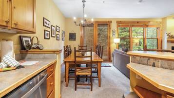 Condo, 1 quarto (Trappers Crossing, 1 Bath) | Área de estar | TV de tela plana