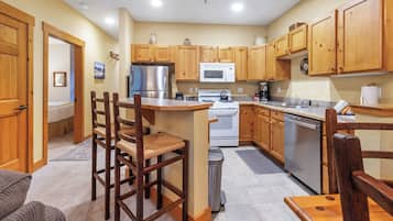 Condo, 1 Bedroom (Trappers Crossing, 1 Bath) | Private kitchen | Fridge, microwave, coffee/tea maker