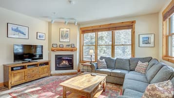 Condo, 2 quartos, 2 banheiros (Trappers Crossing) | Área de estar | TV de tela plana