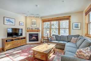 Condo, 2 Bedrooms, 2 Bathrooms (Trappers Crossing) | Living area