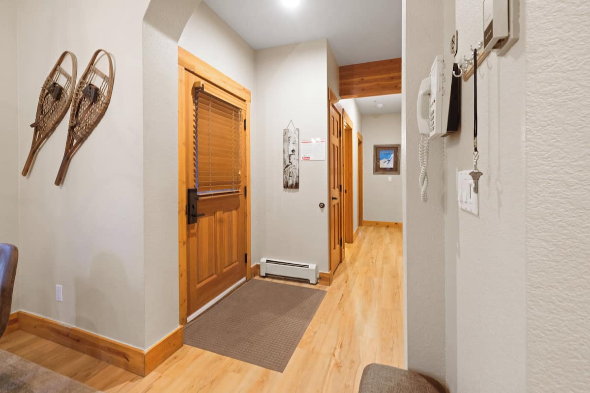 Condo, 2 Bedrooms, 2 Bathrooms (Trappers Crossing) | Hallway