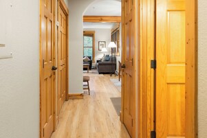 Condo, 2 Bedrooms, 2 Bathrooms (Trappers Crossing) | Hallway