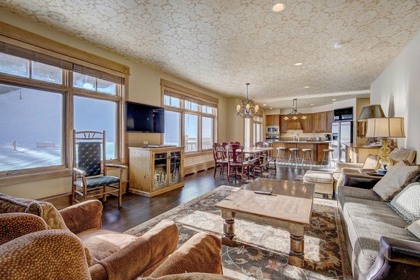 Condo Premier, 4 phòng ngủ (Lone Eagle, 4 Bath) | Khu phòng khách | TV màn hình phẳng, lò sưởi