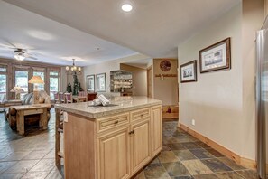 شقة - ٣ غرف نوم (Timbers, 3 Bath) | منطقة المعيشة | تلفزيون بشاشة مسطحة، مدفأة