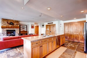 شقة بريميير - ٤ غرف نوم (Timbers, 4 Bath) | منطقة المعيشة | تلفزيون بشاشة مسطحة، مدفأة