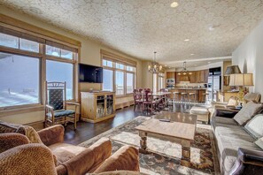 Flat-screen TV, fireplace - Timbers & Lone Eagle by Vail Resorts (Keystone)