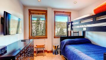 Premier Condo, 4 Bedrooms (Timbers, 4 Bath) | 3 bedrooms, desk, iron/ironing board, bed sheets