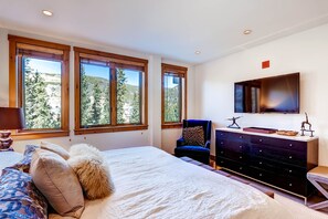 Premier Condo, 4 Bedrooms (Timbers, 4 Bath) | 1 bedroom, desk, iron/ironing board, free cribs/infant beds - Timbers & Lone Eagle by Vail Resorts (Keystone)