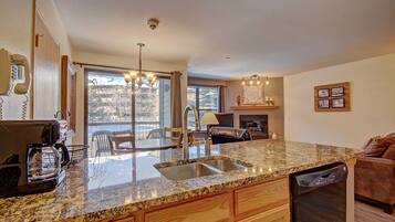 Premier Condo, 1 Bedroom | In-room dining