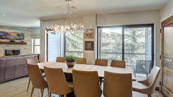 Premier Condo, 4 Bedrooms | In-room dining
