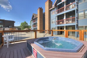Outdoor spa tub - River Mountain Lodge, A Vail Resorts Property (Breckenridge)