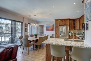 尊贵公寓式客房, 4 间卧室 | 客厅 | 平板电视