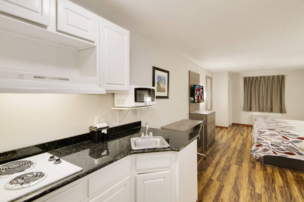 Red Roof Inn & Suites Pensacola - NAS Corry