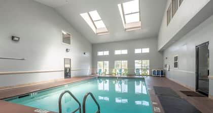 Red Roof Inn & Suites Pensacola - NAS Corry