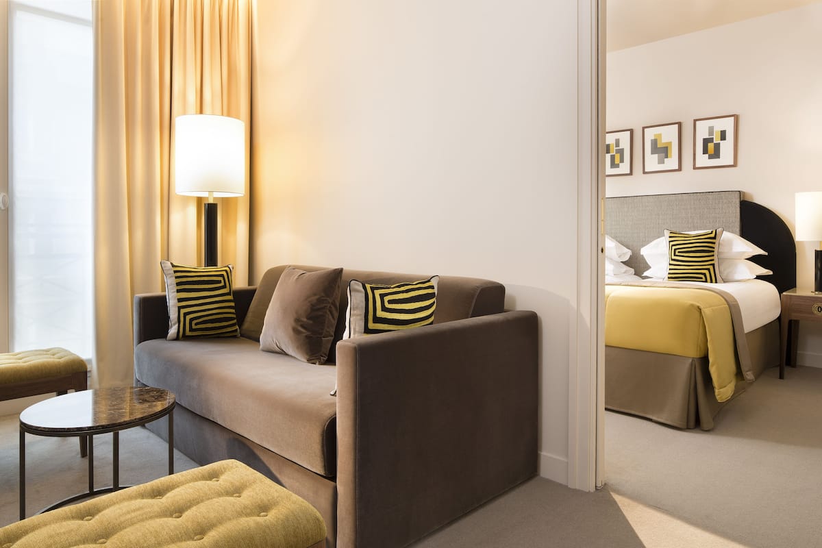 Junior Suite | Peralatan tempat tidur premium, item bar mini percuma