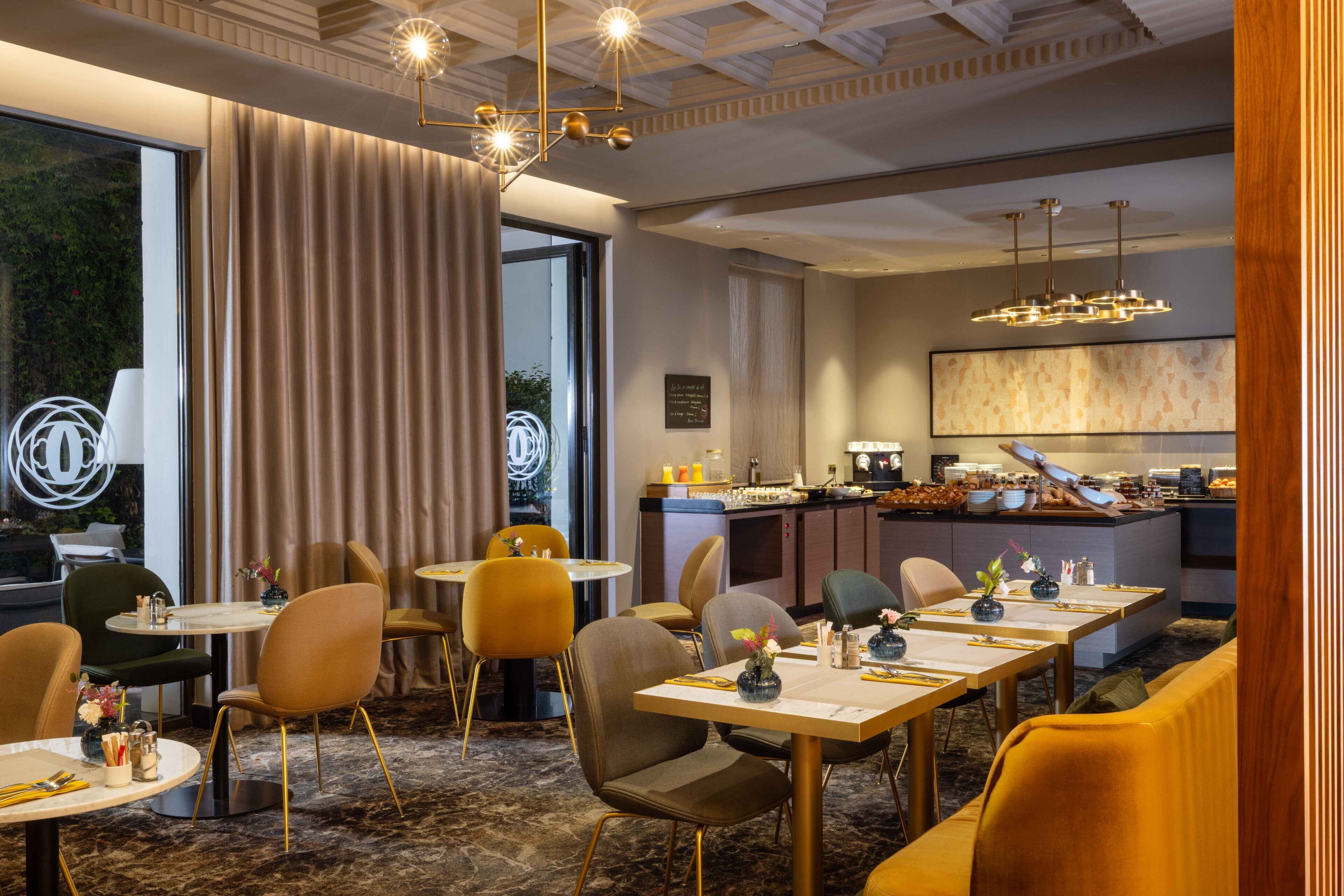 Petit déjeuner continental (26 EUR par personne)