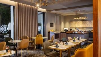 Petit déjeuner continental (26 EUR par personne)