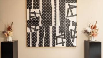 Una gran obra de arte abstracta con patrones blanco y negro en una pared.