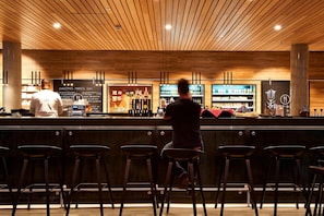 Bar (on property) - Moxy Berlin Ostbahnhof (Berlin)