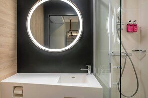 Shower, designer toiletries, hair dryer, towels - Moxy Berlin Ostbahnhof (Berlin)