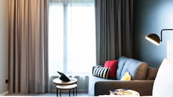 Familiekamer, 1 queensize bed met slaapbank | Een bureau, geluiddichte muren, een strijkplank/strijkijzer