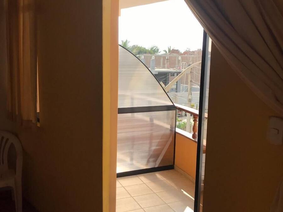 Dubbelrum | VÀrdeförvaringsskÄp pÄ rummet, skrivbord och strykjÀrn/strykbrÀda