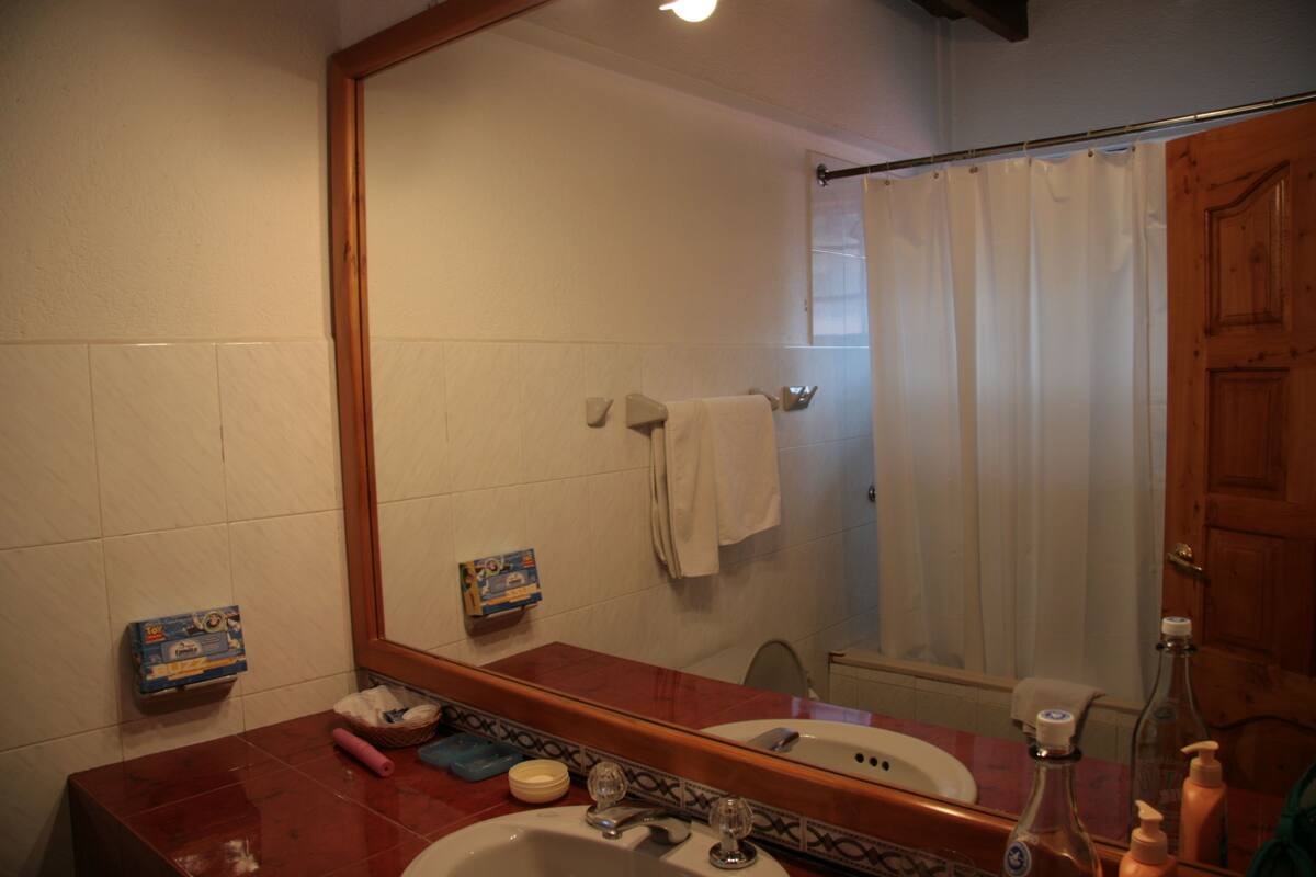 Doppelzimmer | Badezimmer | Kostenlose Toilettenartikel, Haartrockner, Handtücher
