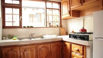 Departamento superior, 2 habitaciones | Cocineta privada | Parrilla de estufa y utensilios de cocina